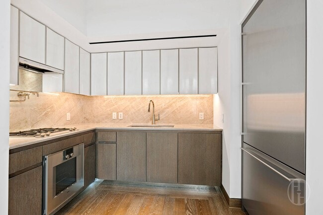 Building Photo - 111 W 57th St