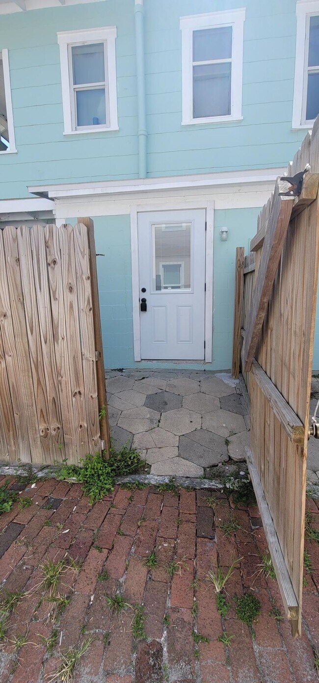 Building Photo - 1405 7th Ave N