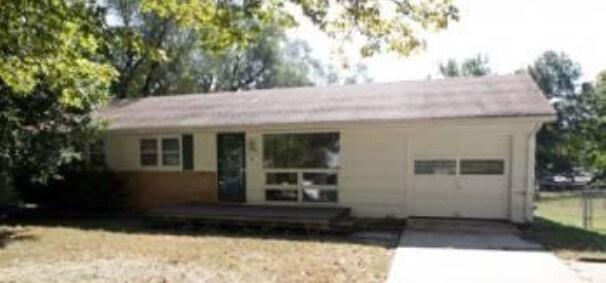 Primary Photo - Cute 3 Bed 1.5 Bath Home in KCMO-Available...