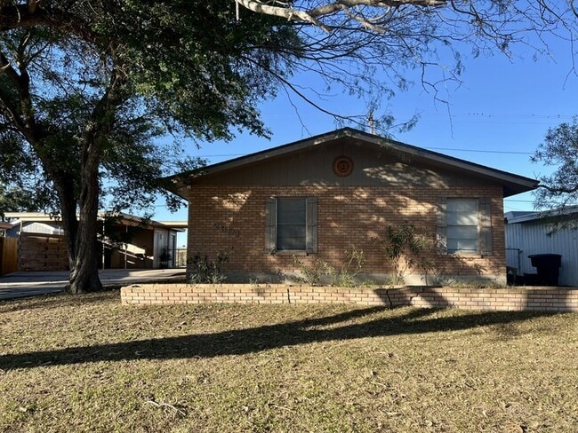 Building Photo - 2301 N Parkwood Dr