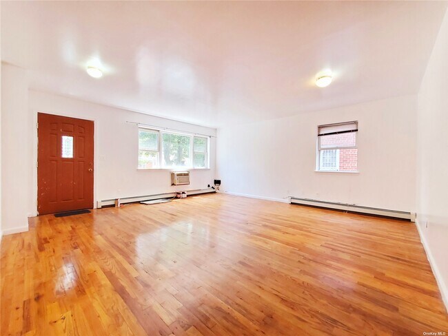 Foto del edificio - 166-13 65th Ave