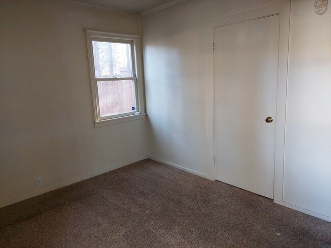 Foto del edificio - *LONG TERM RENTAL* (No Pets)