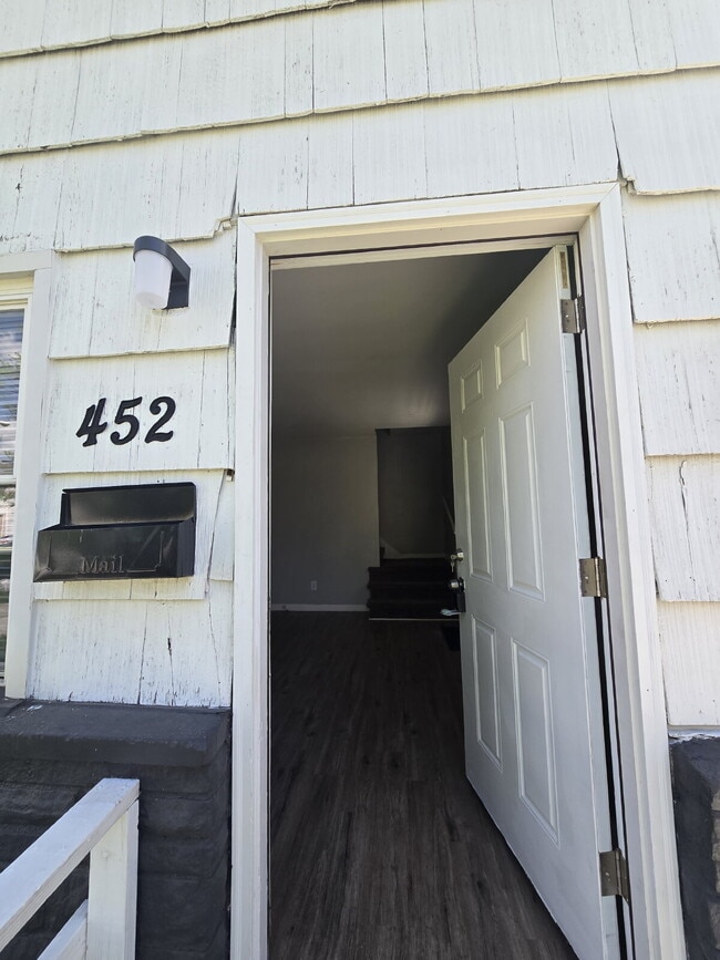Building Photo - 452 S Napoleon Ave