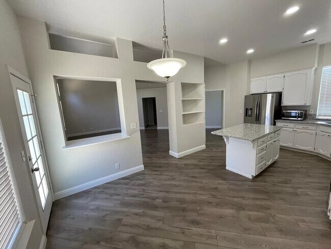 Building Photo - 888 Sequoia Ave, Manteca, CA 95337