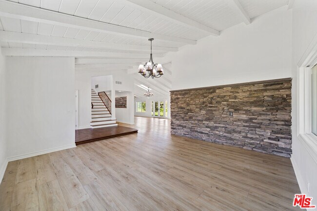 Building Photo - 5845 Hilltop Rd