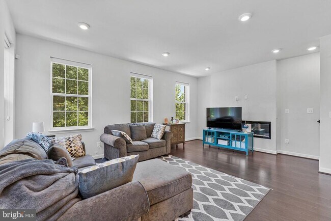 Building Photo - 4402 Fair Lakes Ct