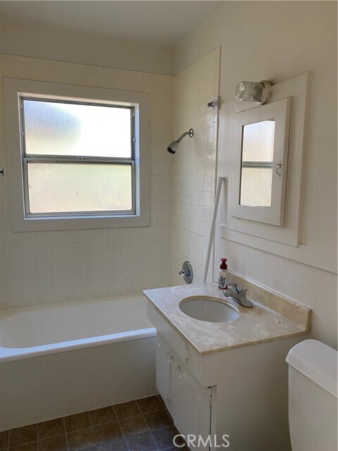 Foto del edificio - 1219 N Indian Hill Blvd