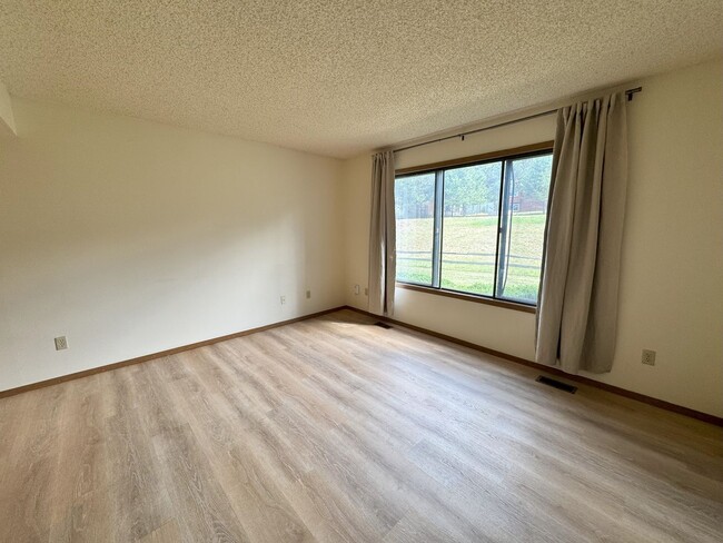 Foto del edificio - 640 Coraline Ave