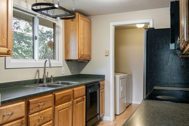 Building Photo - 3406 Avon Ct