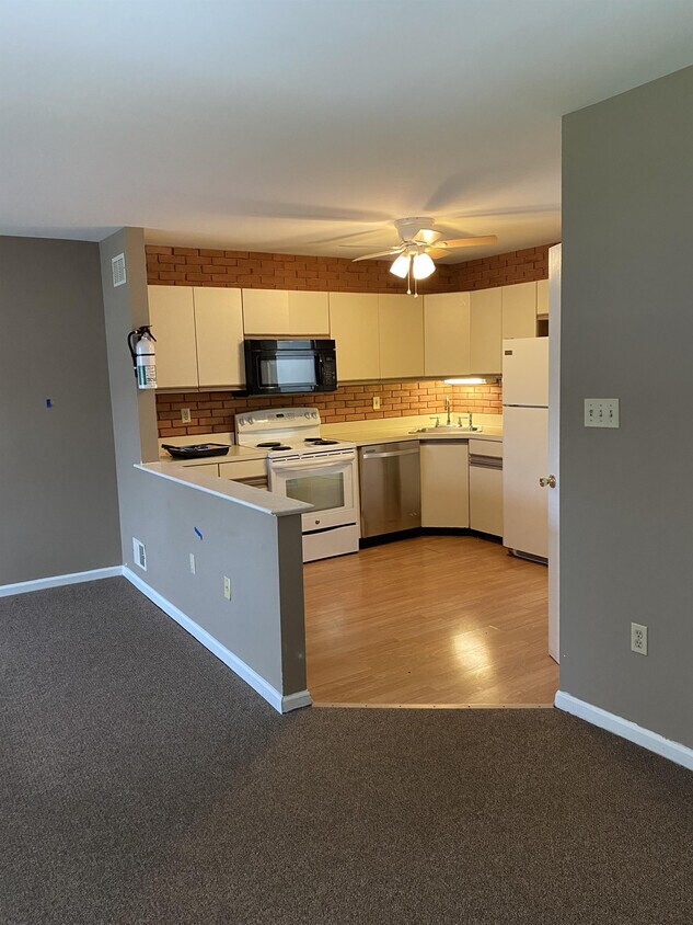Primary Photo - 146 Pickwick Pl