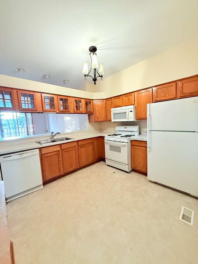 Foto del edificio - 705 Blossom Ct