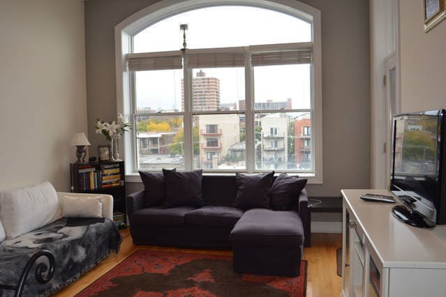 Foto del edificio - Lakeview south exposure with balcony. In unit laundry stainless appliances