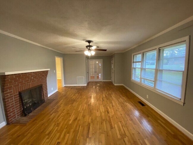 Foto del edificio - MOVE-IN READY!