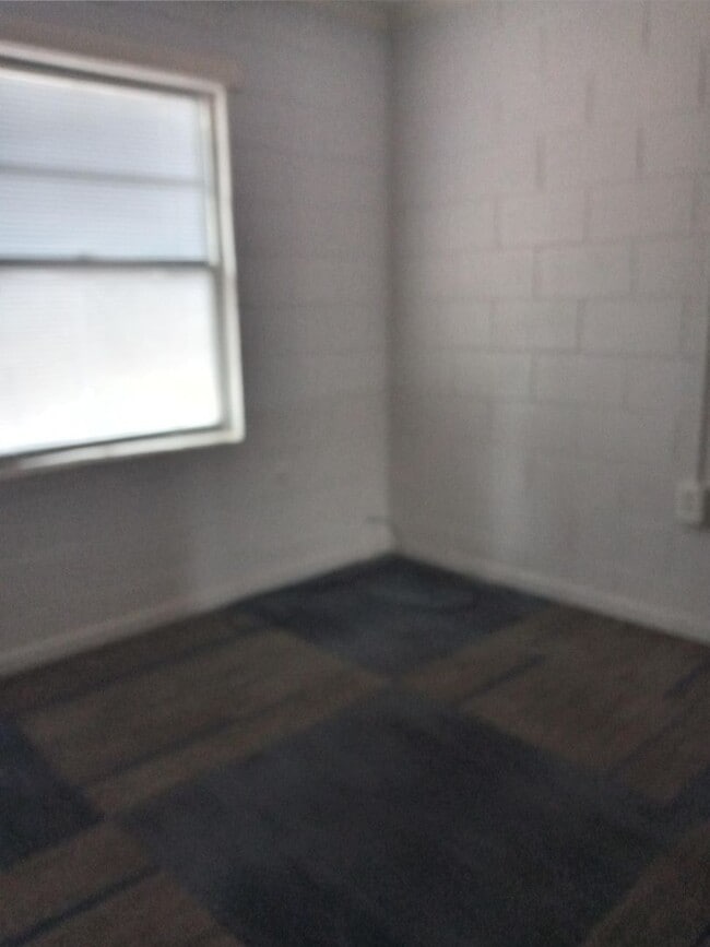 Building Photo - 2 BDRM 1 BATH