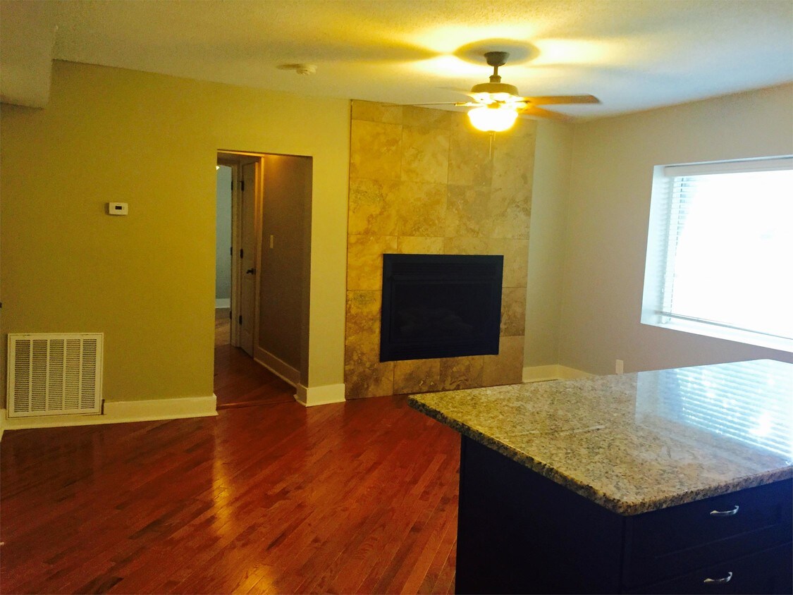 4326 Roanoke Pkwy Unit 102, Kansas City, MO 64111 Room for Rent in