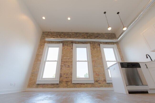 Building Photo - 415 W North Ave