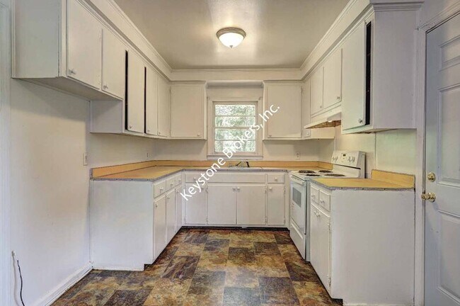 Building Photo - 2634 Tredway Dr