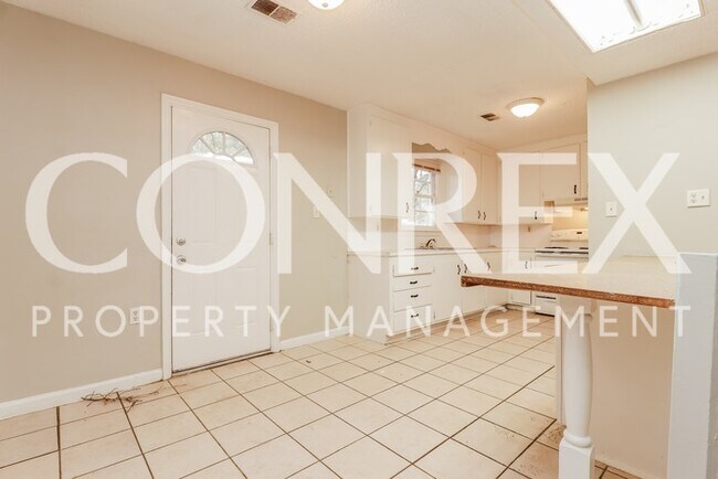Building Photo - Great Charleston Home Centrally Located!