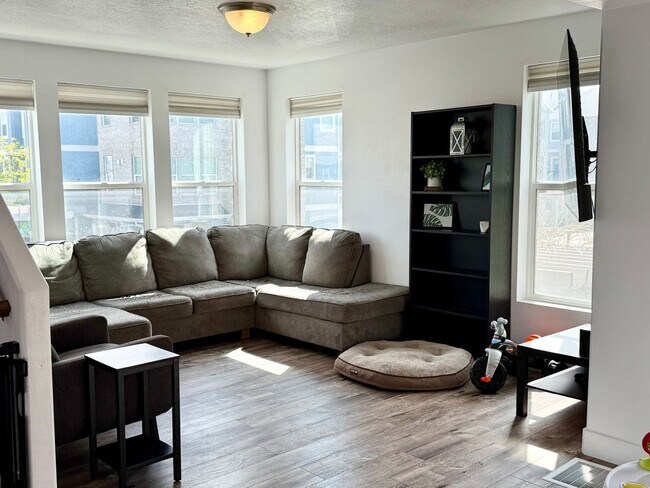 Building Photo - Beautiful corner townhome in Cardon Square community
