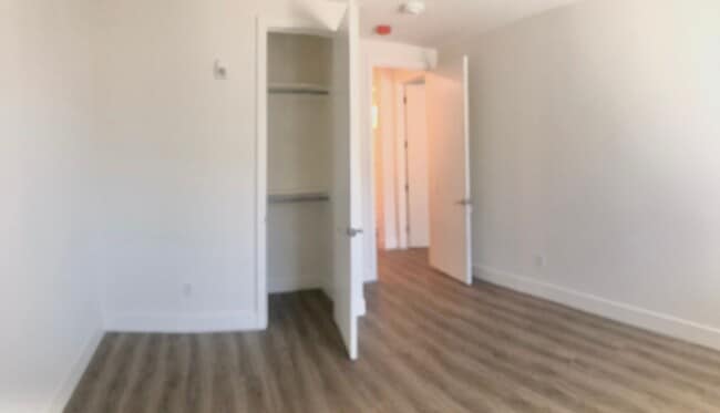 Building Photo - Large multi level 2Bd/1.5 Bth with heated ...