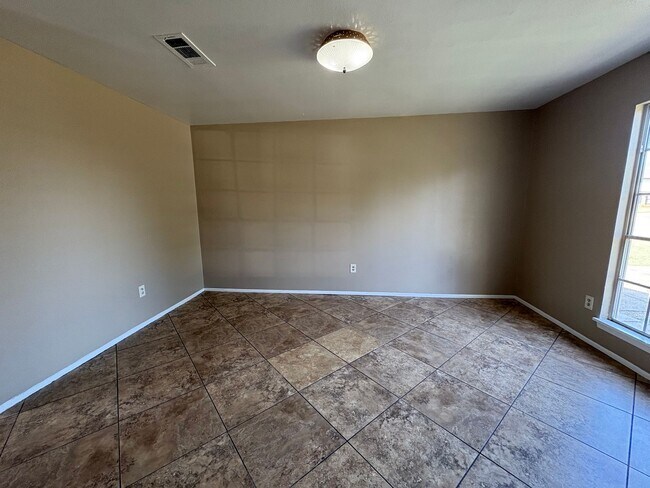 Foto del edificio - Awesome home with lots of space and storage!