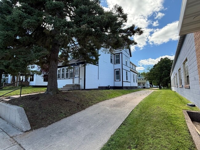 Building Photo - 5 Bed 2 Bath Single Family Home- Shawano Wi