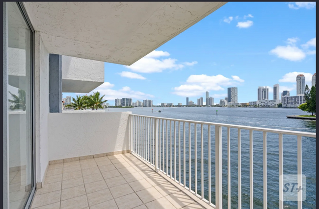 Foto del edificio - 4000 NE 170th St