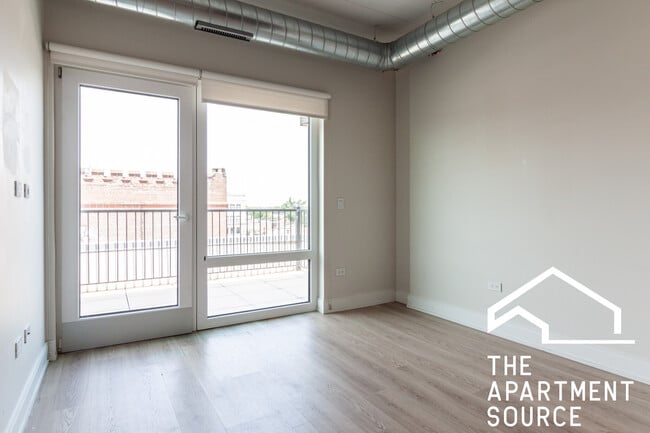 Building Photo - 914 W Belmont Ave