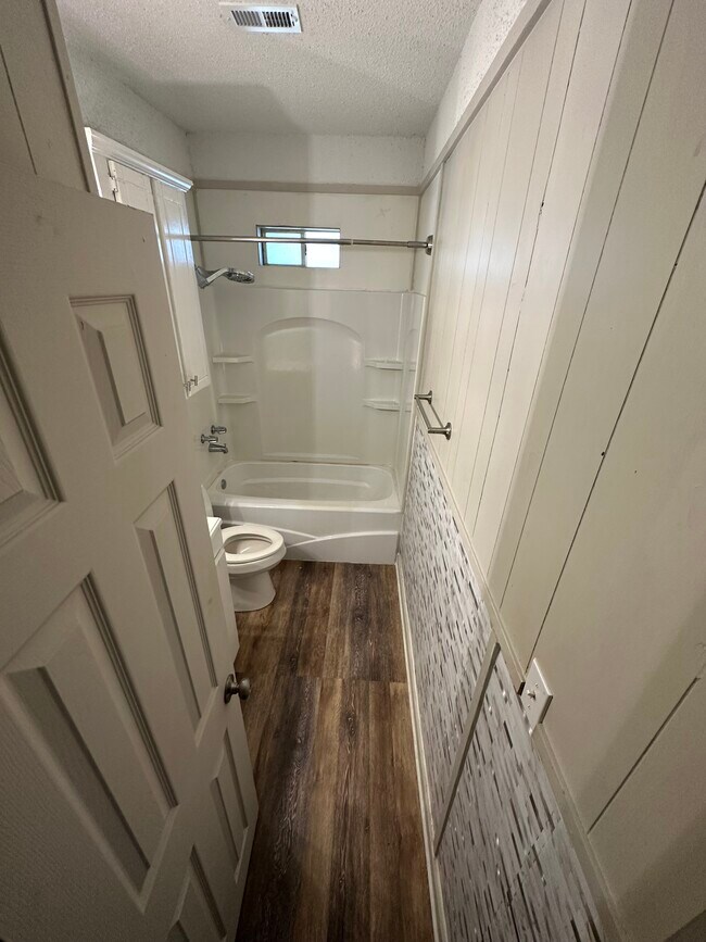 Baño - 505 N 6th St