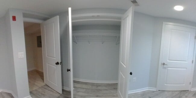 Building Photo - Incredible, modern apartment