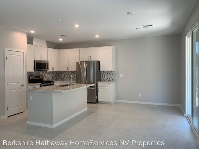 Building Photo - 4 br, 3 bath House - 221 E. Neal Ave