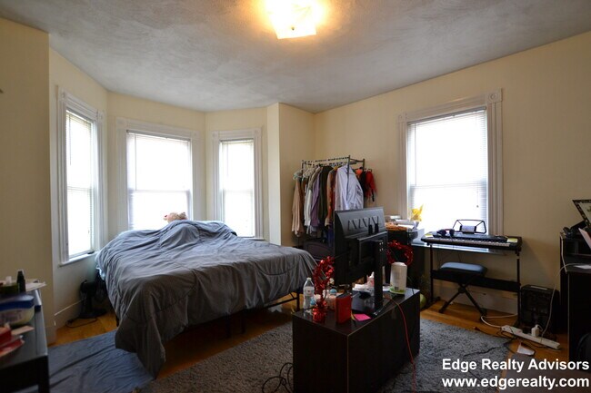 Photo - 272 Crescent St Apartment