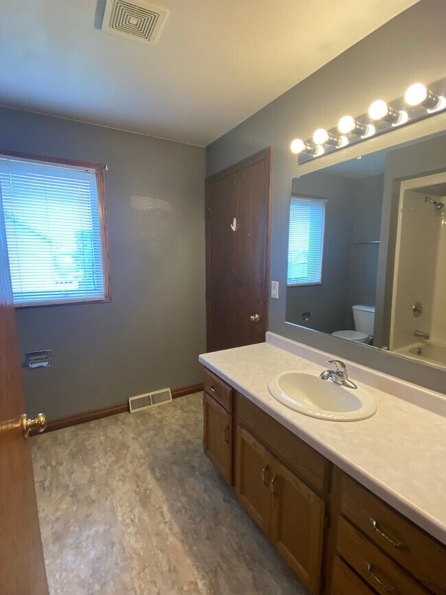 Building Photo - 1265 Crown Ct