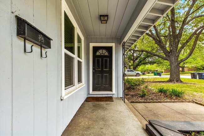 Building Photo - 4525 Selkirk Dr