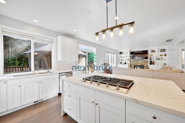 Foto del edificio - 4 BED & 3 BATH SINGLE FAMILY HOUSE FOR RENT