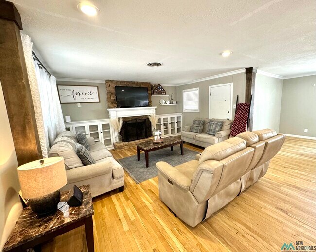 Building Photo - 703 E Mesa Dr