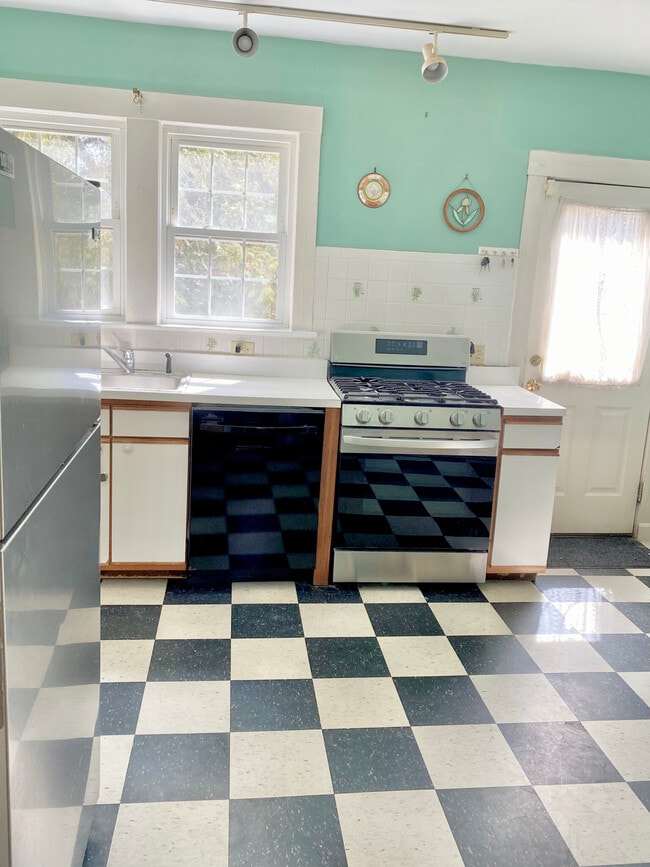 Building Photo - 94 Florian St