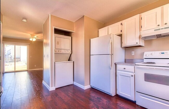 Building Photo - Second Floor Two Bedroom W/Private Fenced ...