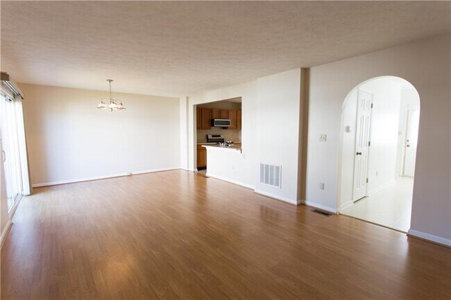 Foto del edificio - 3304 Timberglen Dr