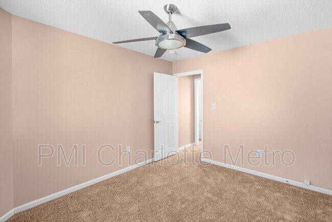 Building Photo - 6550 Lynmont Dr