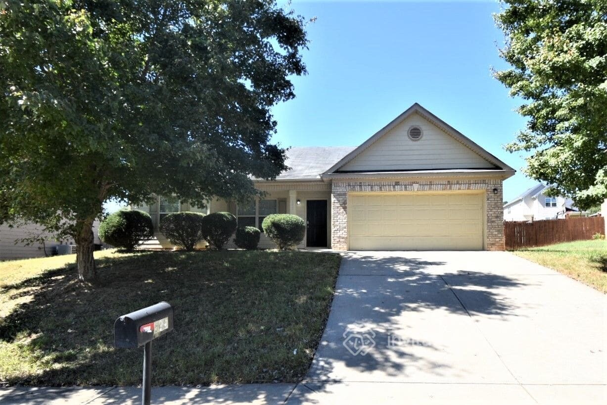 Primary Photo - 545 McGiboney Ln