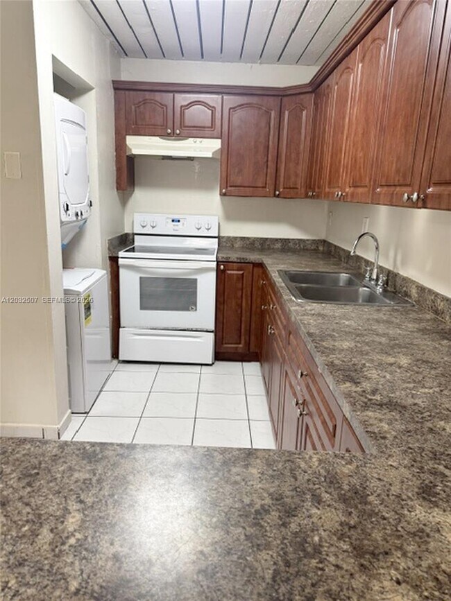 Foto del edificio - 10000 NW 80th Ct