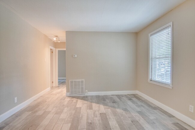 Foto del edificio - Beautifully Renovated 2BR in Navy Point - ...