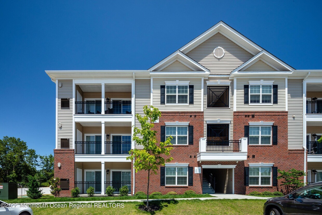 Primary Photo - 512 Stallion Cir W