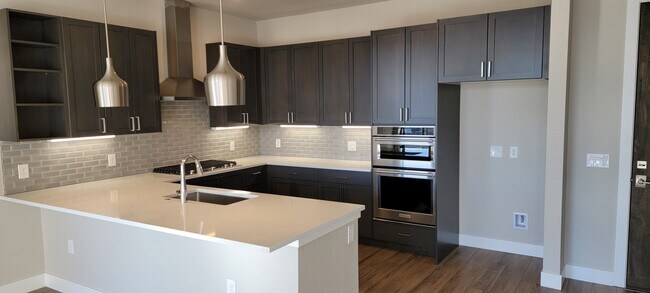 Upgraded Kitchen w/ 5 Buner Gas Stove - 20 Wilcox St