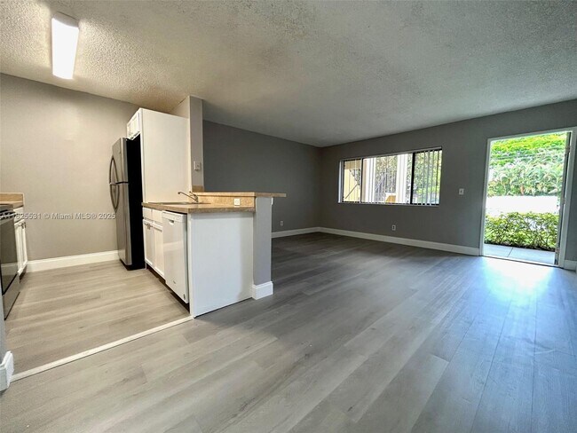 Foto del edificio - 1808 Meadows Cir W