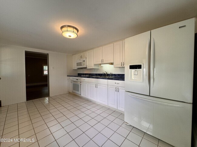 Foto del edificio - 338 Spotswood Englishtown Rd
