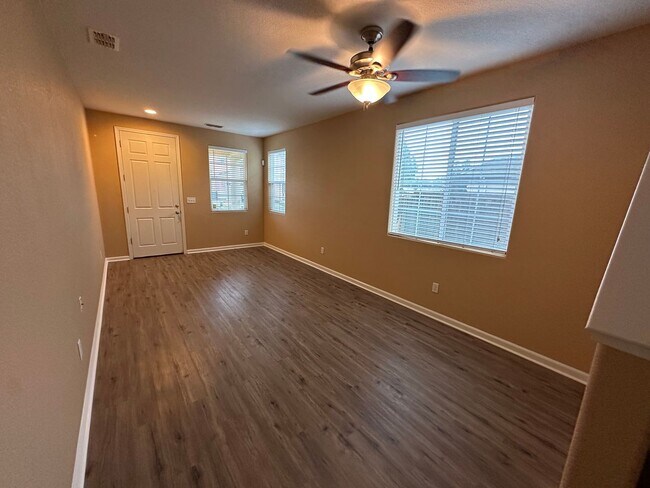 Building Photo - Beautiful 4 Bedroom, 2.5 Bath Lathrop Home