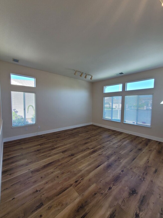 Building Photo - Stunning 2-Bed, 2.5-Bath Entertainer's Gem in Gated Summerset I