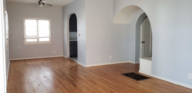 Foto del edificio - 4212 Degnan Blvd